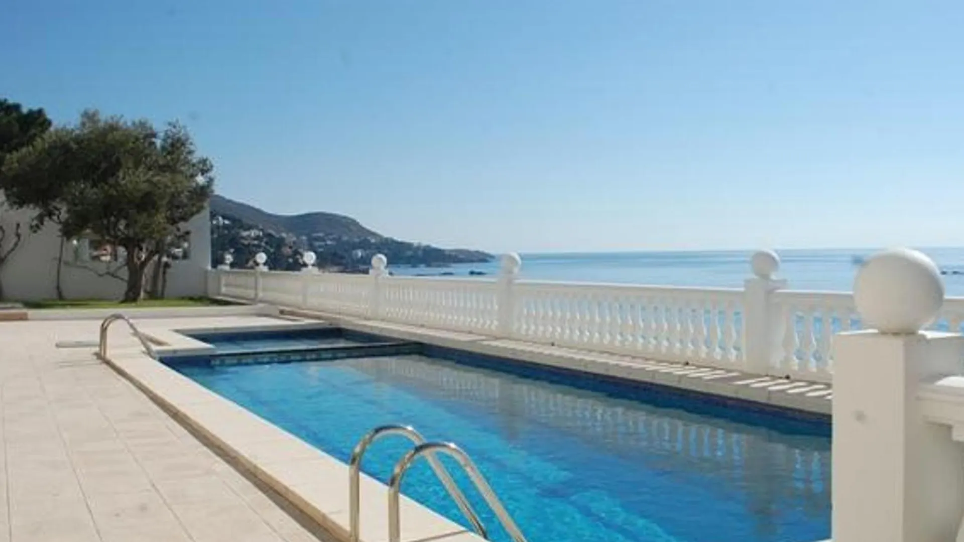 Apartamento 2071 - Mediterraneo A 2-6, Zona Tranquila, Sobre Las Rocas, ¡Los Pies En El Agua! Relajante Lugar En El Que Podra Descansar Bronceandose. - Es-258-100 Roses